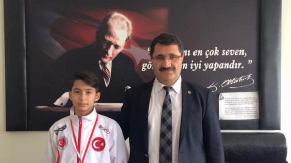 Avrupa Şampiyonu Batuhan Yılmaz, İlçe Milli Eğitim Müdürümüz Salih Celepci´yi Makamında Ziyaret Etti
