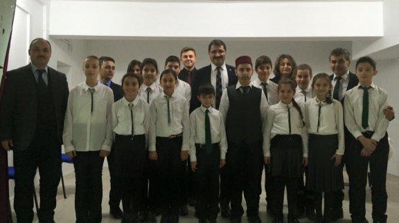 Atatürk Ortaokulu Öğrencileri, Ölümünün 80. Yıldönümünde İstiklâl Şairi Mehmet Akif Ersoyun Sevilen Şiirlerini Gururla Seslendirdiler
