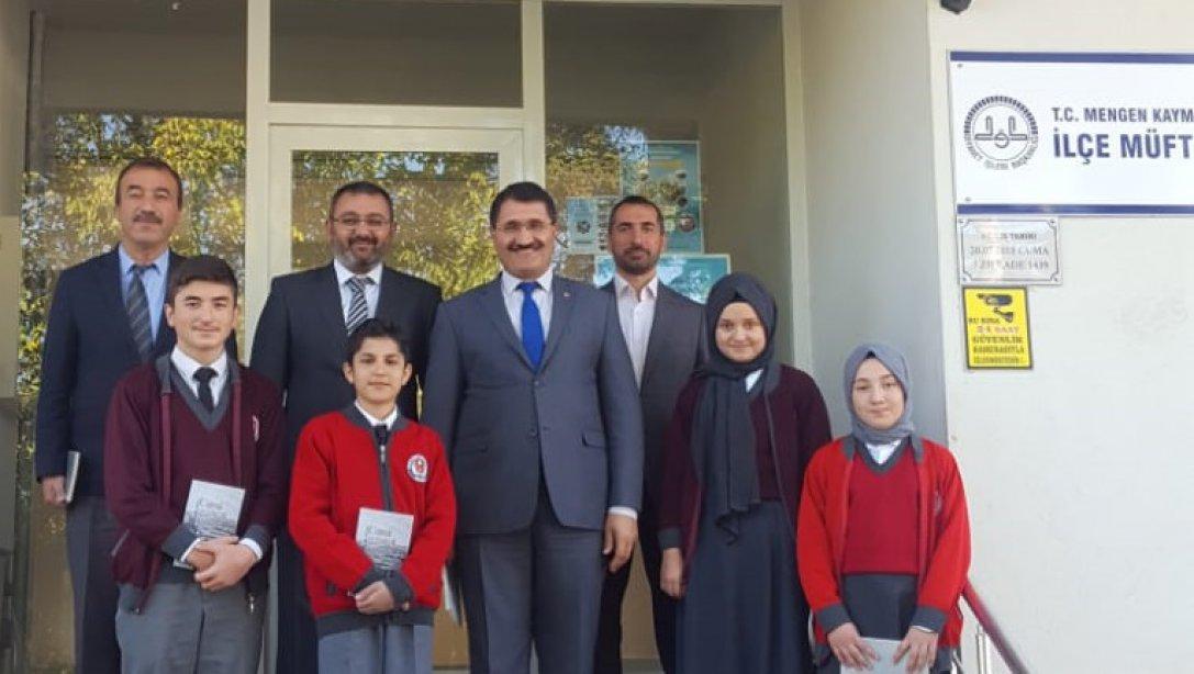 Camiler Ve Din Görevlileri Haftası Dolayısıyla İlçe Milli Eğitim Müdürümüz Salih Celepci ve Öğrencilerimiz İlçe Müftümüz Mehmet Özkan'ı Ziyaret Etti.