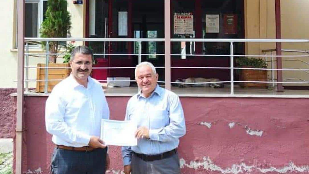 İlçe Milli Eğitim Müdürümüz Salih Celepci Marmara Üniversitesi İlahiyat Fakültesini Kazanan Beyzanur MASALCI'nın Diplomasını Takdim Etti 