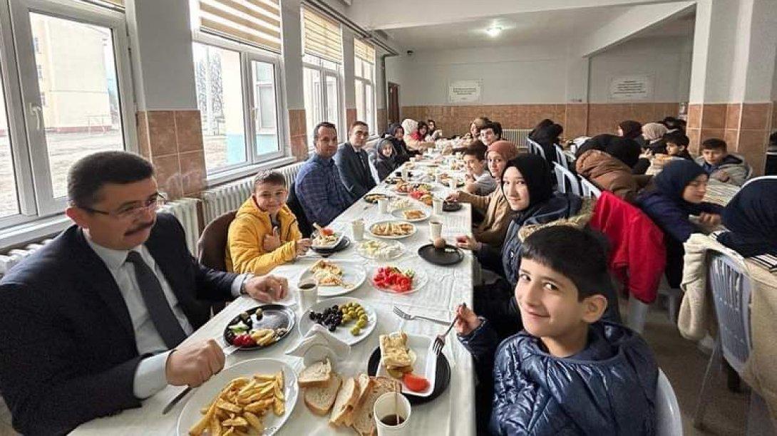 İlçe Kaymakamımız Fatih Yıldız, Mengen Anadolu İmam-hatip Lisesi Öğrencilerimizle Kahvaltı Programında Bir Araya Geldi